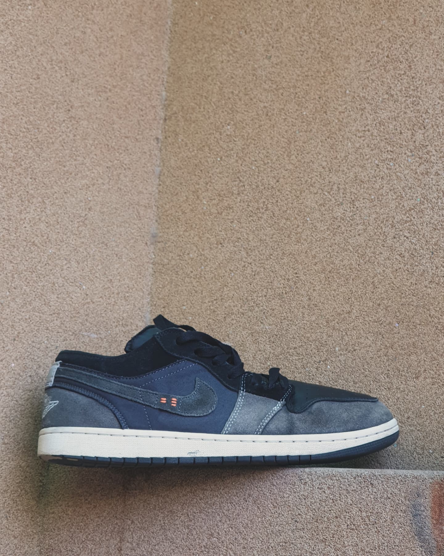 NIKE AIR JORDAN 1 LOW SE CRAFT INSIDE OUT BLACK/ CEMENT GREY π