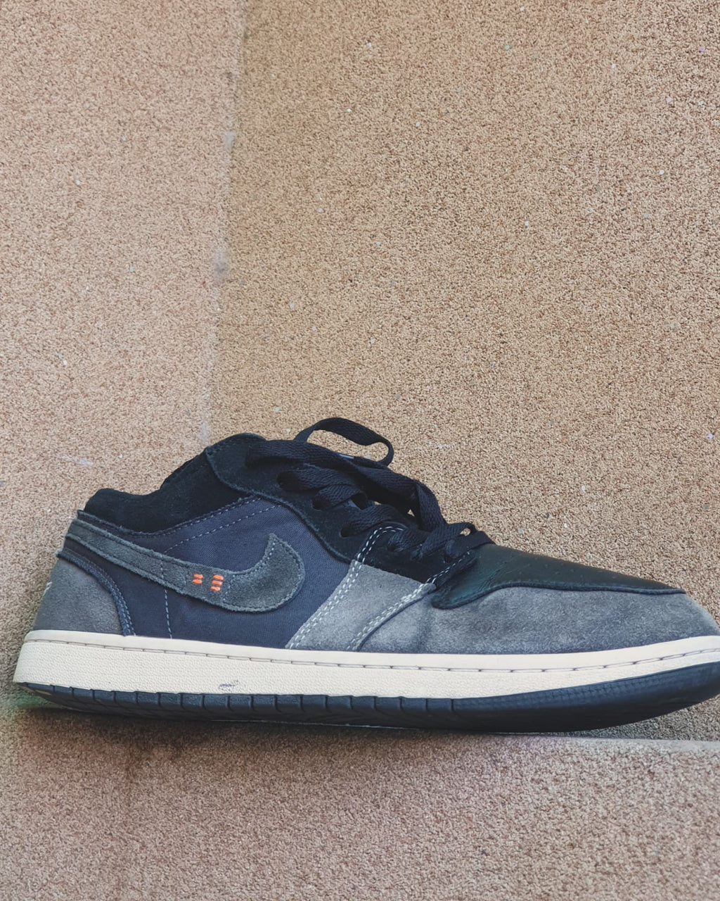 NIKE AIR JORDAN 1 LOW SE CRAFT INSIDE OUT BLACK/ CEMENT GREY 🌘