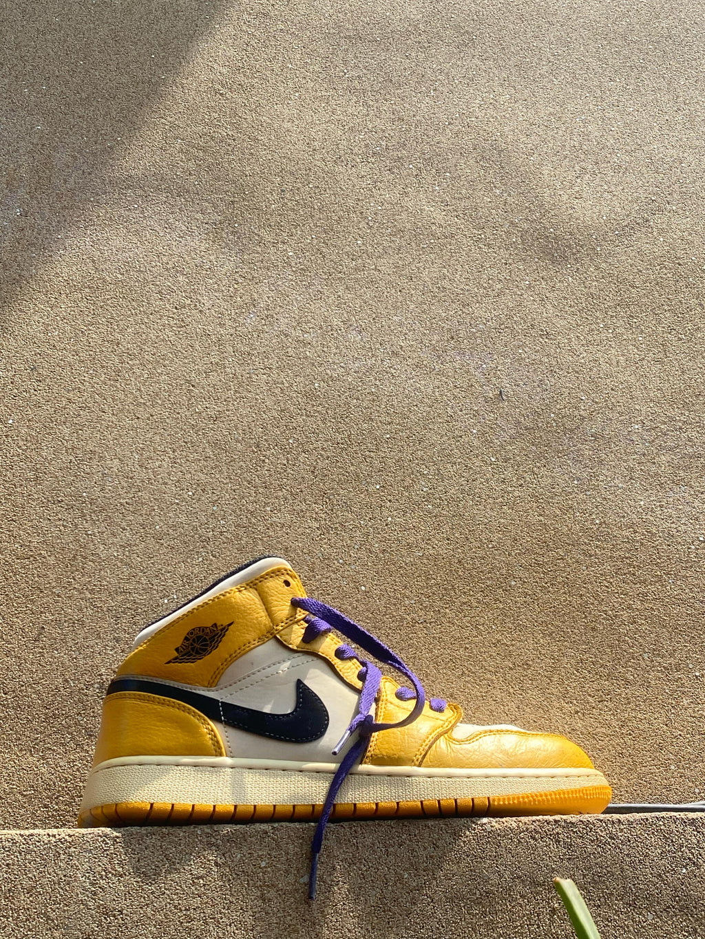 NIKE AIR JORDAN 1 MID LAKERS