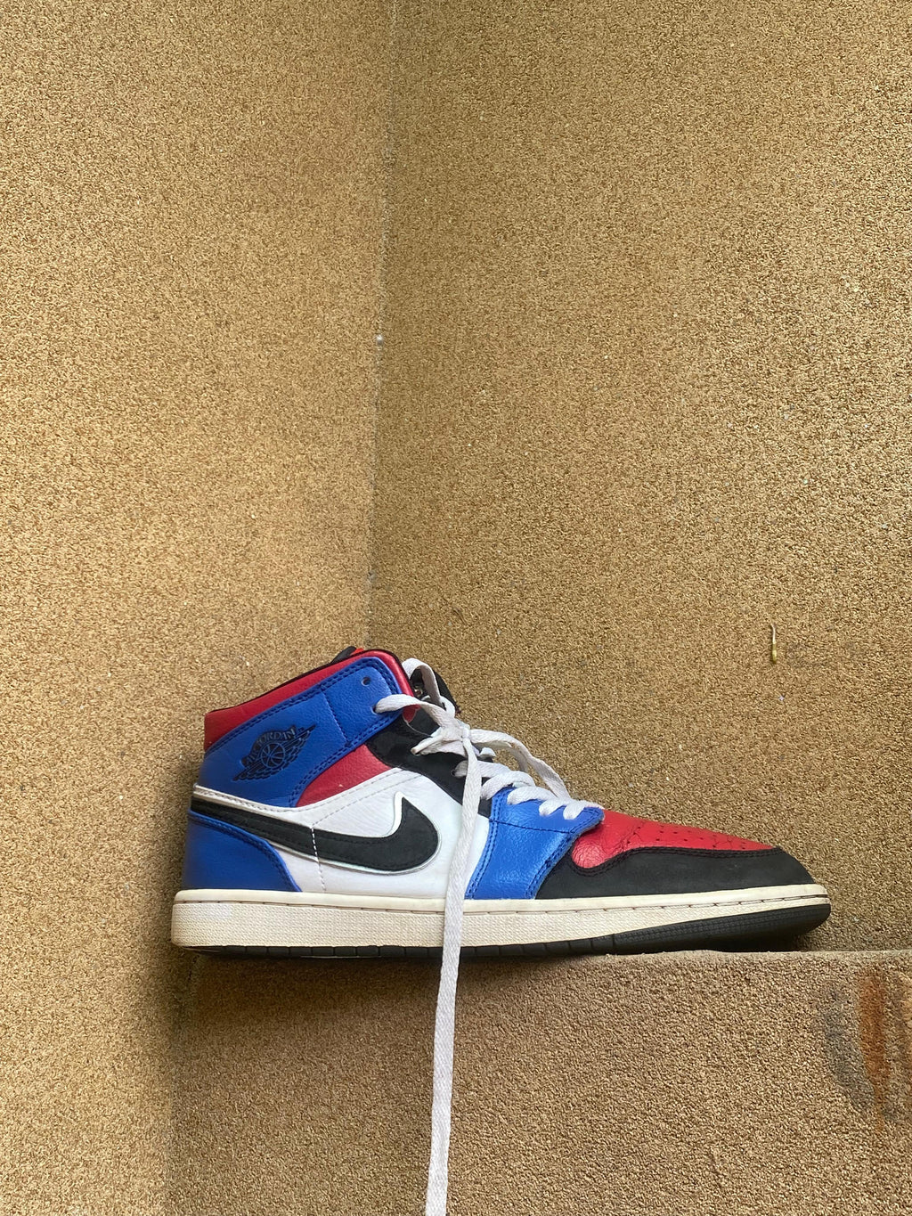 NIKE AIR JORDAN 1 RETRO MID